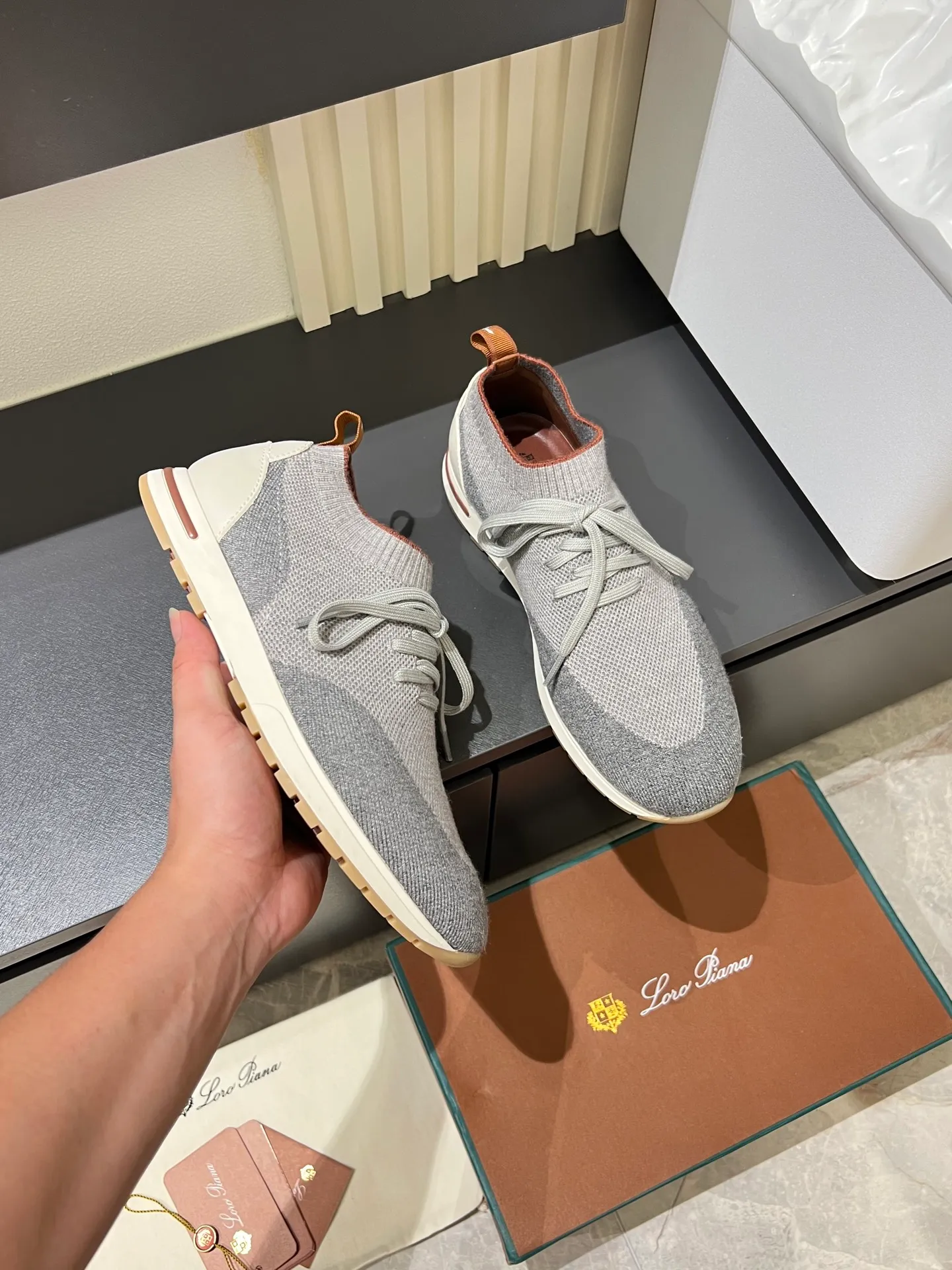 Men's Men's Shoes 💰p380 Loro Men's Shoes 💰piana/Noyo Piana 360 L Men's Shoes 💰p Flexy Walk Men's Sports Shoes These sports shoes are made of knitted wool uppers, and the heel is wrapped in smooth calf leather. Merino sheep are selected from Australia and New Zealand. The upper is machine-woven like a sweater, and then equipped with a white rubber outsole and a Kummel-colored sole. It is both beautiful and non-slip. The fabric is 100% cashmere and the insole is calf leather. It is super comfortable on the feet! Comes with full original packaging! Multiple colors available! Size: 38-44 (45 customized)